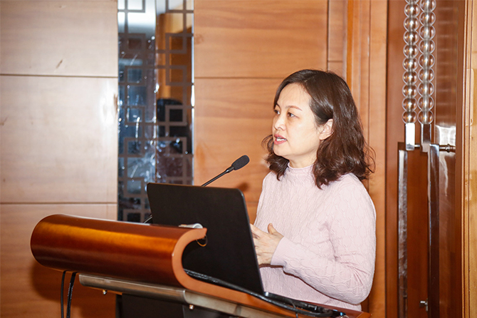 Yu Zhan, a radiology specialist at the First Affiliated Hospital of Zhengzhou University, gives a speech