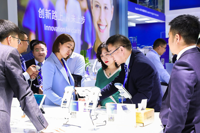 Ultrasound Marketing Department personnel explain the innovations of the Mobile Series