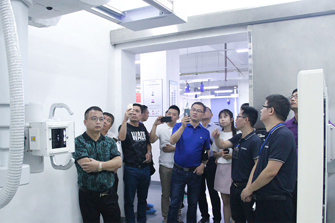 Visit to the cutting-edge ceiling suspended DR production line